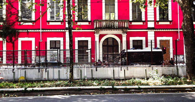 L'edificio di corso Regina 47 presidiato nei giorni centrali di agosto L'edificio di corso Regina 47 presidiato nei giorni centrali di agosto