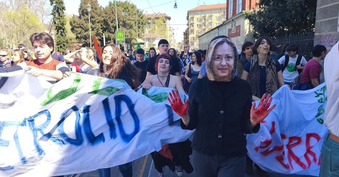 Maschere della premier e di Crosetto nello sciopero dei Fridays For Future