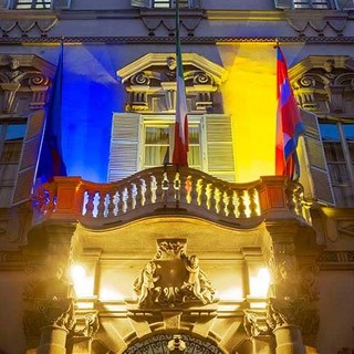 Palazzo Lascaris illuminato di giallo e blu per l'Ucraina