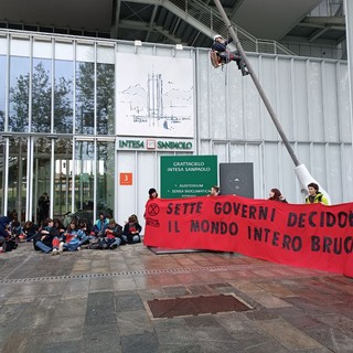 Nuova protesta degli Extinction Rebellion, occupata la hall del grattacielo Intesa Sanpaolo