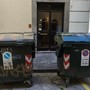 I cassonetti col coperchio rotto attirano le mosche, non il massimo per un negozio di profumi
