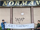 La protesta dei lavoratori davanti al Bar Norman La protesta dei lavoratori davanti al Bar Norman