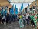 La protesta dei lavoratori Operosa scandisce la mattinata a Porta Nuova