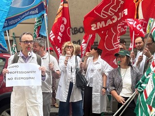 Protesta dei sindacati davanti alla sede di Federfarma