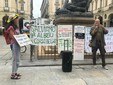 Protesta degli ambientalisti davanti al Comune di Torino