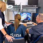 Producevano e si scambiavano online immagini pedopornografiche: tre persone in manette