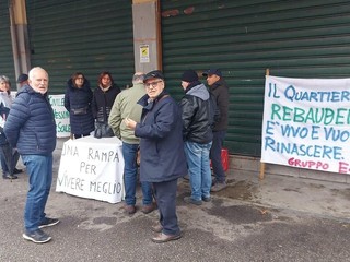 La manifestazione dei residenti La manifestazione dei residenti