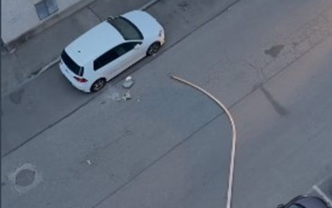 Crolla un palo della luce in via Avogadro: momenti di paura a Nichelino