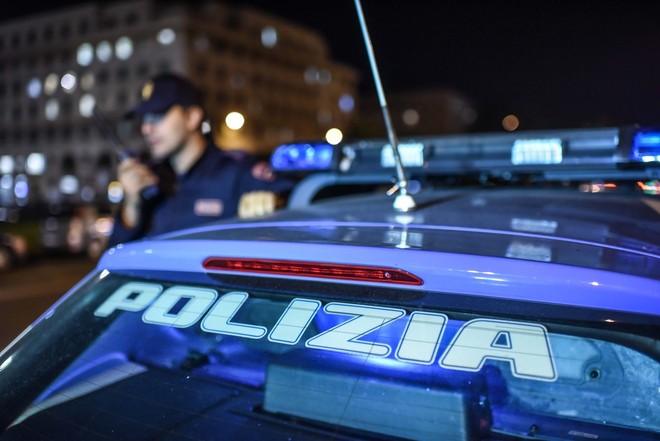 Sfreccia col rosso al Rondò Rivella: fermato con 270 grammi di crack e 11 carte di credito