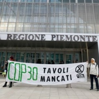 La protesta degli attivisti di Extinction Rebellion davanti alla Regione