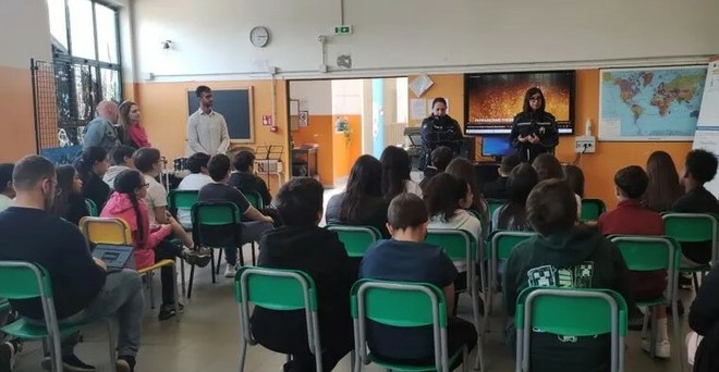 Gli allievi dell'istituto Rita Levi Montalcini  di Nichelino durante l'iniziativa