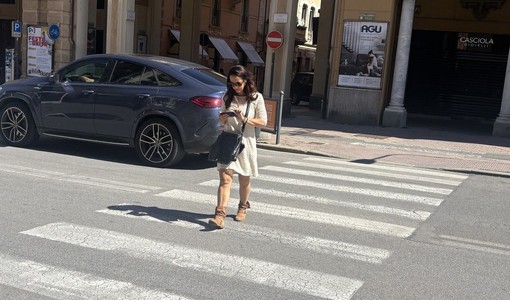 Occhio allo smartphone sulle strisce: il nuovo Codice della Strada potrebbe costare 75 euro ai pedoni