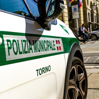 Auto perde il controllo e colpisce tre veicoli, poi finisce contro il dehors di un bar Auto perde il controllo e colpisce tre veicoli, poi finisce contro il dehors di un bar