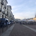 Ubriaco e molesto, minaccia i passanti e aggredisce i poliziotti a pugni e colpi d'ombrello Ubriaco e molesto, minaccia i passanti e aggredisce i poliziotti a pugni e colpi d'ombrello