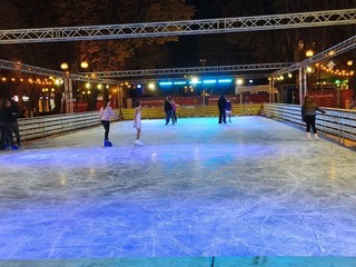 Inaugurata la pista di pattinaggio in piazza Solferino Inaugurata la pista di pattinaggio in piazza Solferino