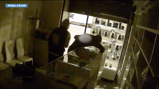 Colpo in Barriera: rubati 13 smartphone, ma incastrati dai documenti nello zaino della refurtiva