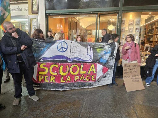 Docenti e studenti in presidio "contro la militarizzazione delle scuole" Docenti e studenti in presidio "contro la militarizzazione delle scuole"