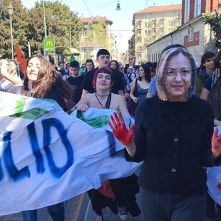 Maschere della premier e di Crosetto nello sciopero dei Fridays For Future