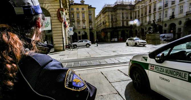 Scarica i liquami dal bagno dell'autobus nel tombino: denunciato autista, sequestrato il mezzo Scarica i liquami dal bagno dell'autobus nel tombino: denunciato autista, sequestrato il mezzo