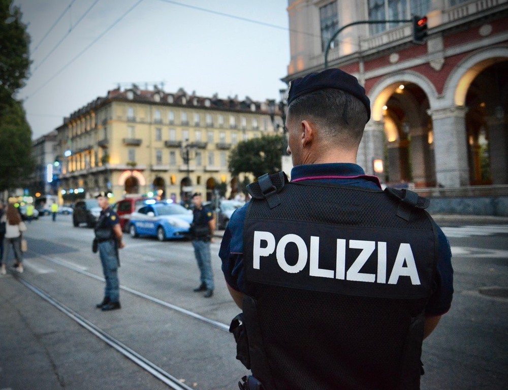 Porta Nuova, pugno duro della polizia: allontanati tutti i parcheggiatori abusivi Porta Nuova, pugno duro della polizia: allontanati tutti i parcheggiatori abusivi