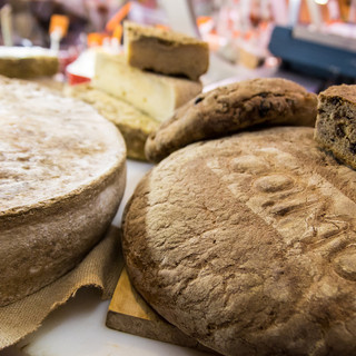 Curiosità dalle tavole di fuori provincia: chi conosce il pane nero di Coimo?