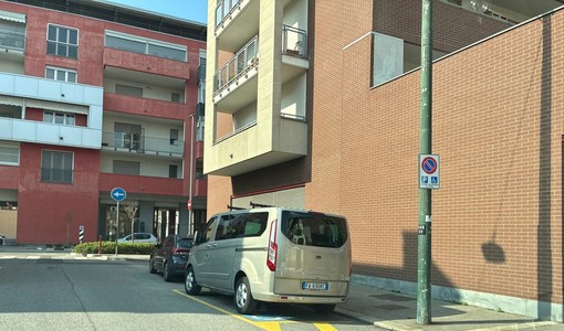 Il parcheggio riservato ai disabili in via Capua