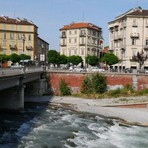 Ragazza medita un gesto inconsulto sul ponte Rossini, salvata da due agenti