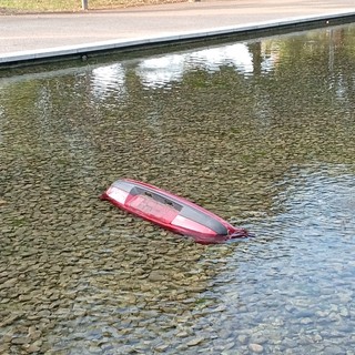 Piazza d’Armi, fontane come discariche: spunta un paraurti tra i getti d'acqua