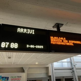 Tabelloni orari fuori uso e biglietteria al buio: disagi a Porta Susa