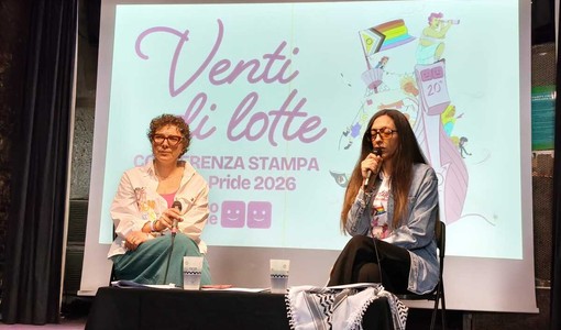 Chiara Tarantello, sulla destra, durante la presentazione del Pride