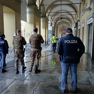 Controlli della polizia in via Nizza (foto d'archivio)