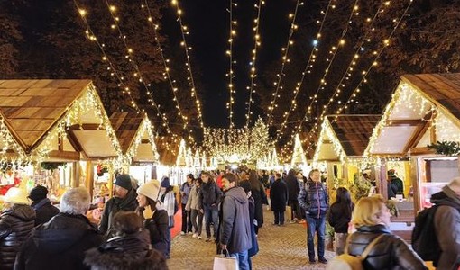 Una immagine della pista di pattinaggio in piazza Solferino