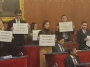 Violenza a Torino, il sindaco non interviene in Consiglio Comunale e la destra solleva cartelli: "Sala Rossa censurata"