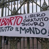 Manifesto pro aborto appeso a un cancello