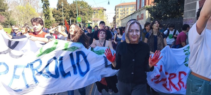 Maschere della premier e di Crosetto nello sciopero dei Fridays For Future
