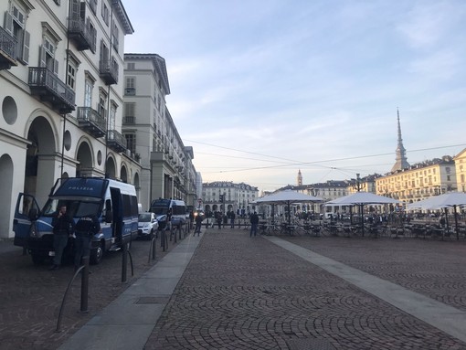 Ubriaco e molesto, minaccia i passanti e aggredisce i poliziotti a pugni e colpi d'ombrello Ubriaco e molesto, minaccia i passanti e aggredisce i poliziotti a pugni e colpi d'ombrello