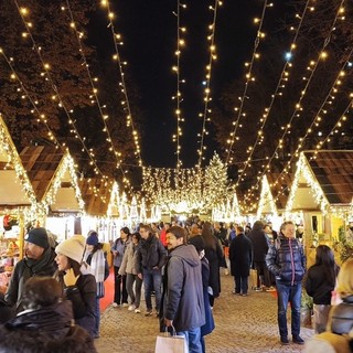 Inaugurata la pista di pattinaggio in piazza Solferino