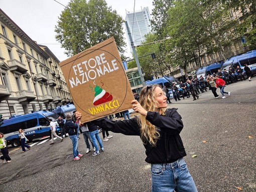 "Nessun generale per nessuna guerra": Vannacci accolto dalle proteste a Torino "Nessun generale per nessuna guerra": Vannacci accolto dalle proteste a Torino
