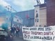 “Scuola, sanità e trasporti le uniche grandi opere utili”: gli studenti in piazza, protesta davanti alla sede Telt