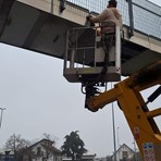 La passerella di Nichelino danneggiata