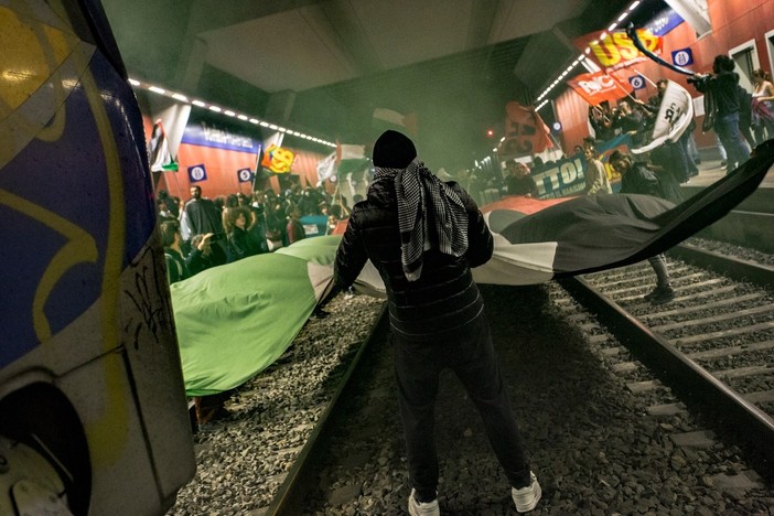a protesta per la flotilla finisce sui binari: al vaglio della Digos le immagini