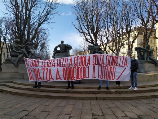 La protesta degli studenti in piazza Solferino