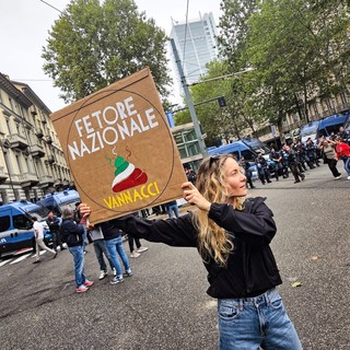 "Nessun generale per nessuna guerra": Vannacci accolto dalle proteste a Torino "Nessun generale per nessuna guerra": Vannacci accolto dalle proteste a Torino