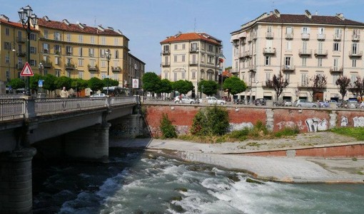 Ragazza medita un gesto inconsulto sul ponte Rossini, salvata da due agenti