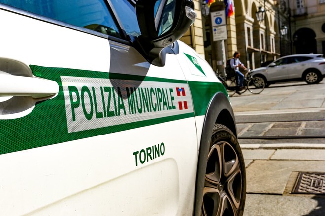 Auto perde il controllo e colpisce tre veicoli, poi finisce contro il dehors di un bar