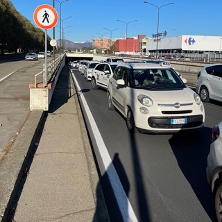 Ncc e concorrenza sleale, i taxisti torinesi denunciano l'abusivismo dilagante