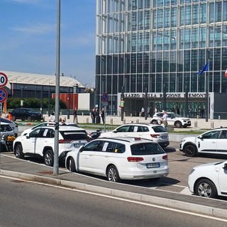 Abusivismo e concorrenza sleale, i taxisti protestano di fronte alla Regione