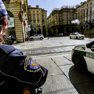 Scarica i liquami dal bagno dell'autobus nel tombino: denunciato autista, sequestrato il mezzo