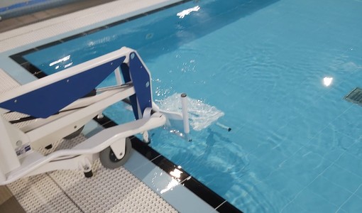 Riapre la Piscina Cecchi, scatta il nuoto libero ad Aurora