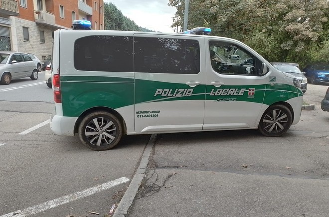 Una vettura della Polizia locale di Moncalieri (foto d'archivio)
